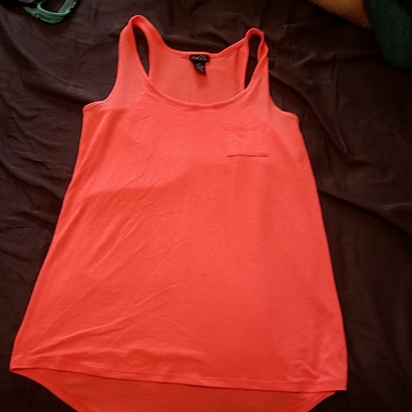 Tank tops - Picture 3 of 4